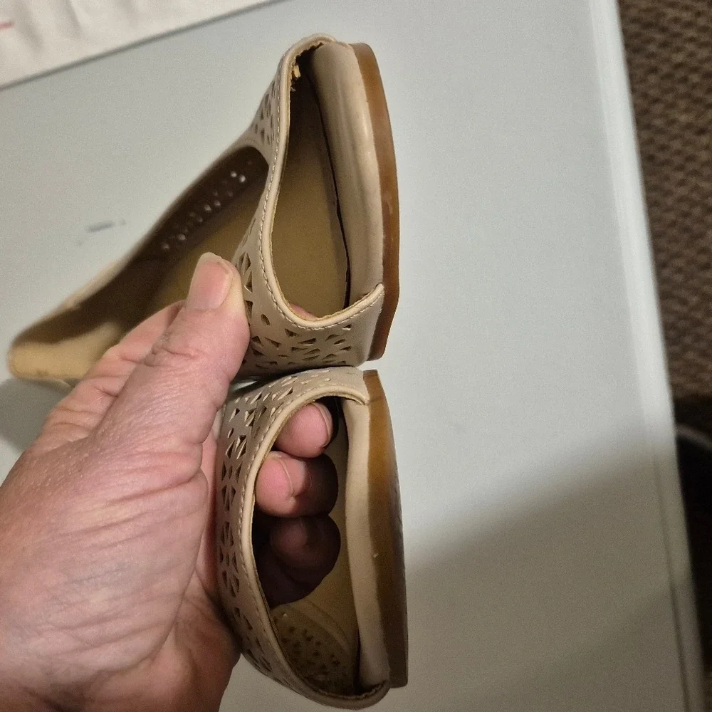 LEG LENGTHING wedge‎ Nude Beige Leather Peep Toe Wedge Heels - Size 8M worn once